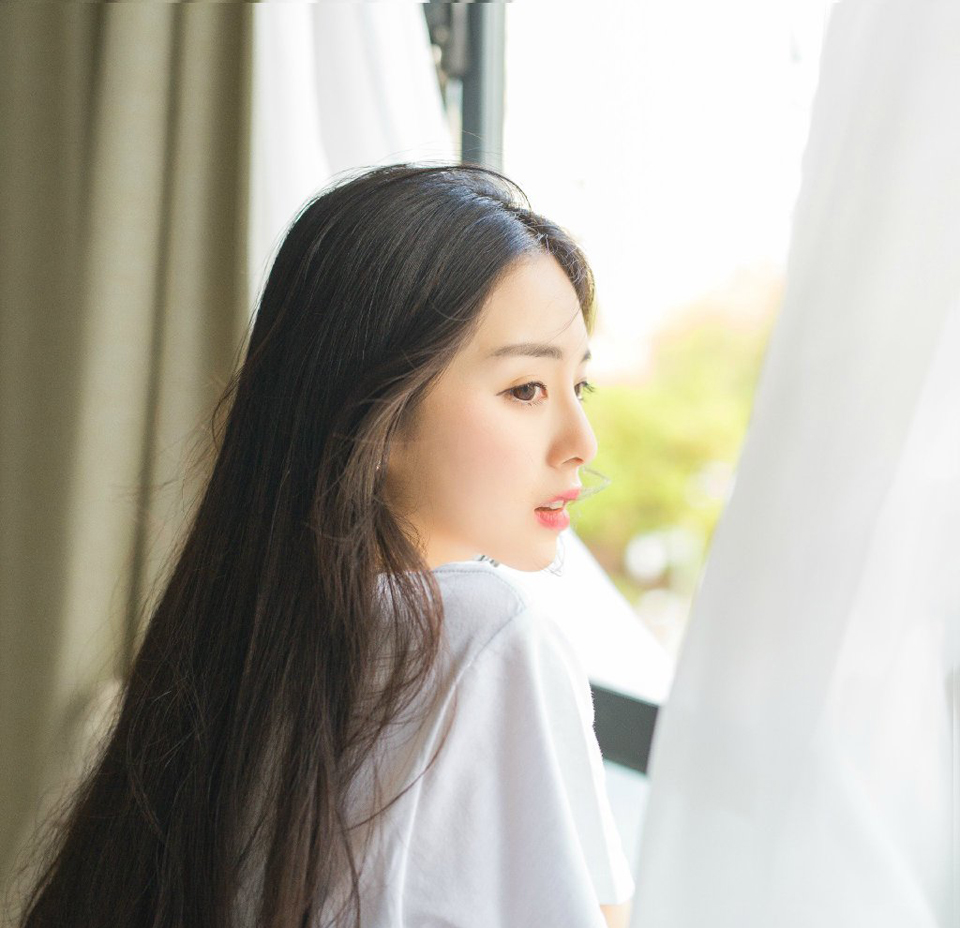 出不去，对方顺江而下，本就占着优势，而且对方对水军战法的熟练，如臂指使，根本不跟你正面硬碰，已经有战船开始突围，对方也不阻拦，只是贴上去缠战，不一会儿，冲出去的战船就被对方给吞没。